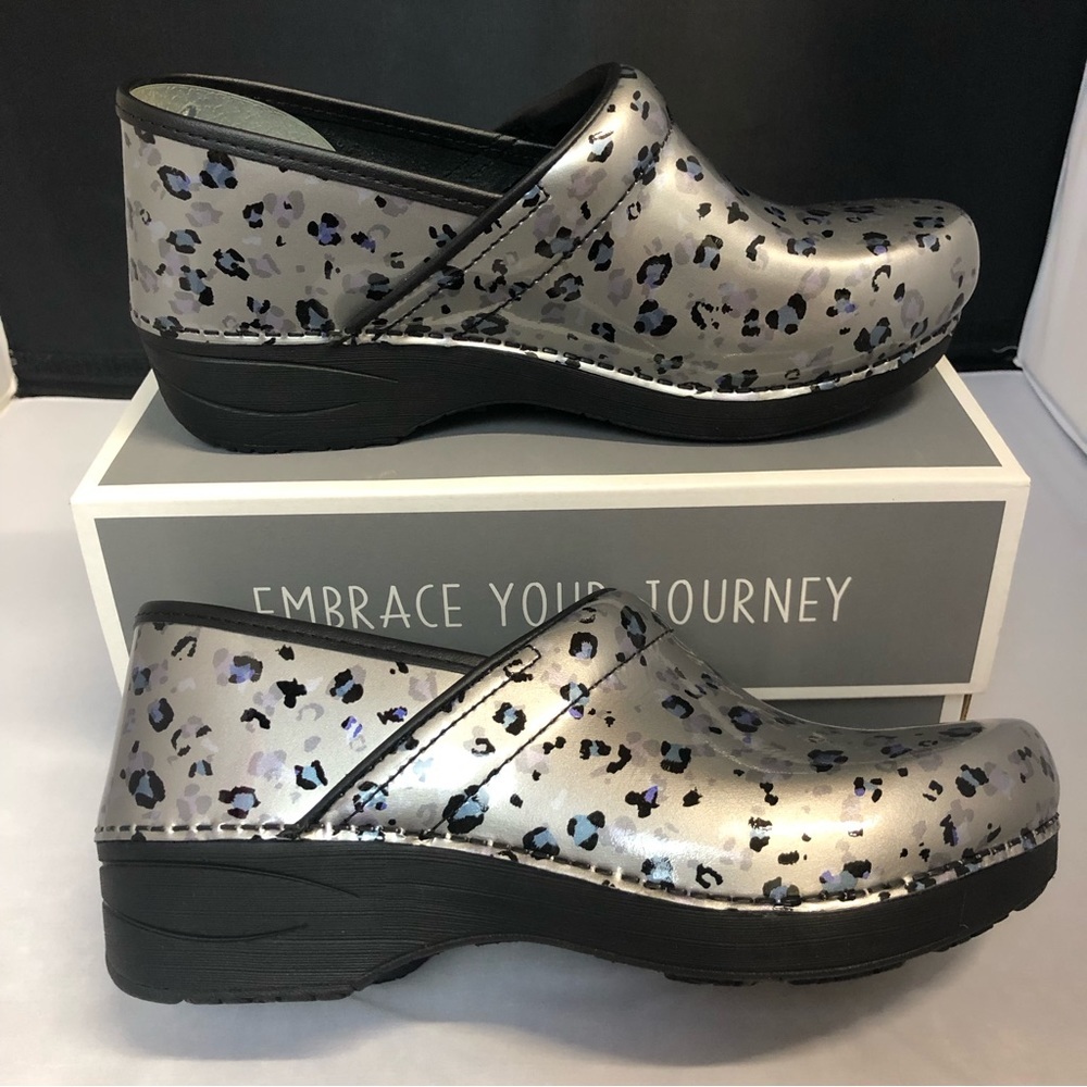 NIB Dansko XP 2.0 Patent Leather Grey Leopard print slip on clogs size 41